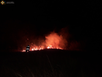 Київська область: рятувальники ліквідовують загорання трав'яного настилу та сміття