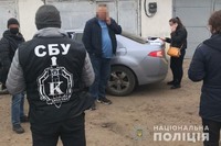 На Луганщині правоохоронці затримали на хабарі начальника відділу однієї з міських рад