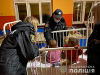 За нехтування своїми обов’язками поліцейські Берегівщини вилучили від матері двох маленьких діток