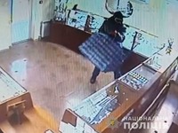 На Сумщині поліцейські у ході спецоперації затримали чоловіка за підозрою у розбійному нападі на ювелірну крамницю