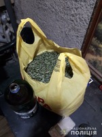 На Херсонщині поліцейські затримали учасників злочинної групи, які намагалися збути наркотики на понад 200 тисяч гривень