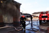Кам’янець-Подільський район: рятувальники ліквідували пожежу на покрівлі цеху з виробництва паркетної дошки