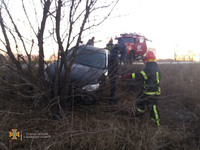 С. Новий Донбас: рятувальники надали допомогу водію легковика, який з’їхав у кювет
