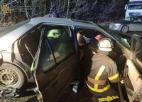 Олександрійські рятувальники вивільнили з розтрощеного у ДТП автомобіля постраждалу жінку