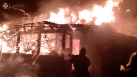 Сумська область: приборкуючи пожежу житлового будинку вогнеборці врятували дві господарчі споруди