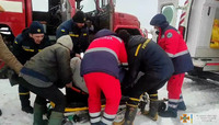 Вижницький район: рятувальники допомогли у транспортуванні важкохворого до карети швидкої