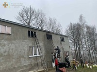 На Тячівщині бійці Центру безпеки ліквідували пожежу, яка охопила крівлю житлового будинку