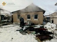 Каховські рятувальники ліквідували пожежу у житловому будинку, де горіли домашні речі