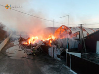 Київська область: рятувальники ліквідовують пожежу у будівлях пилорами та складу