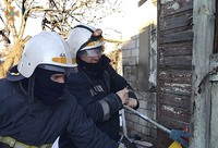 Куп'янський район: рятувальники допомогли медикам швидкої потрапити до квартири хворої