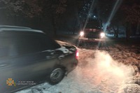 Рятувальники Донеччини десять разів допомогли водіям, що потрапляли до снігових пасток