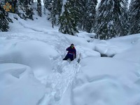 Рахівські рятувальники допомогли туристу, який заблукав під час катання на лижах