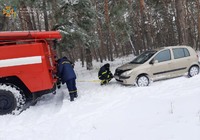 Рятувальники допомагають водіям, які через погіршення погодних умов опинилися на складних ділянках доріг