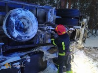 На Донеччині рятувальники вивільняли із снігових заметів легкові автівки, вантажівки та рейсові автобуси