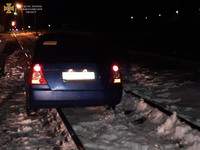 Миколаївська область: рятувальники відбуксирували автомобіль із залізничної колії