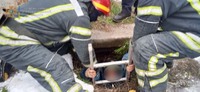 Олександрівські рятувальники дістали жінку, яка впала до каналізаційного колектора