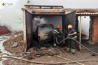 Хмельницький район: вогнеборці ліквідували пожежу гаража, в якому згоріло дві автівки та травмувався власник