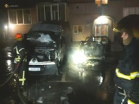 Бучанський район: внаслідок пожежі знищено 3 авто та 2 пошкоджено