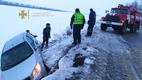 Куп’янський район: рятувальники допомогли водієві легковика вибратись з кювету на дорогу