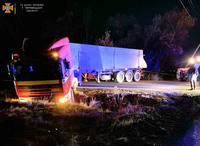 Чернівецький район: рятувальники відбуксирували з кювету вантажівку, що потрапила в ДТП