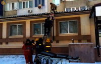 Пирятин: рятувальники зняли чоловіка, який випав з вікна на покрівлю прибудови