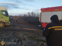 Одеська область: рятувальники надали допомогу по вилученню вантажного автомобіля з кювету