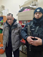 Поліцейські охорони Луганщини затримали крадія побутових товарів в одному із магазинів
