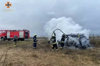 Дніпровський район: рятувальники ліквідували пожежу в автомобілі