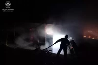 Павлоградський район: рятувальники ліквідували займання у гаражі з легковиком та мотоциклом всередині