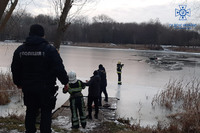 Київська область: двоє чоловіків провалилися під лід, одного вдалося врятувати