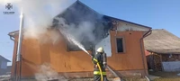 Рятувальники ліквідували пожежу житлового будинку в селі Стопчатів Яблунівської територіальної громади.