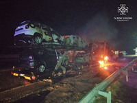 Київська область: внаслідок пожежі вогнем знищено автовіз та сім автомобілів