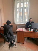 Поліцейські викрили жінку, яка замальовувала інформаційні таблички на історичних та культурних об’єктах у Дрогобичі