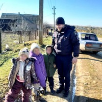 У Бериславському районі поліцейські вилучили з родини трьох дітей через неналежні умови проживання