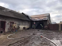 Львівський район: професійні вогнеборці спільно з місцевими пожежними командами врятували від вогню дві будівлі та трактор