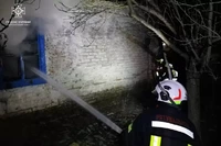 Нікопольський район: вогнеборці загасили палаючий будинок