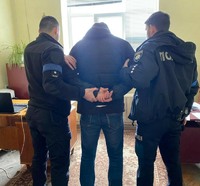 У Золочівському районі поліцейські затримали зловмисника за підозрою у нанесенні тяжких травм своєму родичу