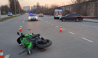 У Києві слідчі розслідують автопригоду, в якій загинув мотоцикліст
