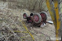 На Ізяславщині слідчі встановлюють обставини ДТП, в результаті якої загинув 61-річний тракторист