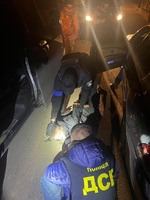 В Одесі поліцейські оперативно затримали групу осіб за підозрою у крадіжці майна з автомобіля містянина