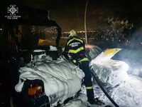 Столичні вогнеборці ліквідували пожежу двох автомобілів