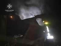 Вночі у Львові вогнеборці ліквідували пожежу в металевому гаражі