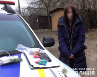 Запорізькі поліцейські викрили дівчину, причетну до розповсюдження наркотиків та психотропів