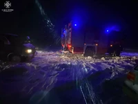 Чернівецький район: рятувальники відбуксирували майже 20 автомобілів на засніжених та переметених автошляхах
