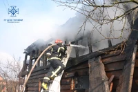Львівський район: вогнеборці врятували від пожежі житловий будинок