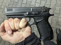 Поліцейські охорони Дніпропетровщини затримали озброєного чоловіка