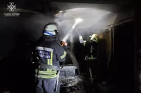 Дніпровський район: вогнеборцями ліквідовано пожежу в гаражі з автомобілем всередині