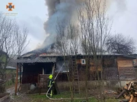У селищі Ясіня на Рахівщині пожежа охопила дерев’яний будинок
