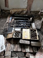 На Луганщині правоохоронці виявили схрон зброї та боєприпасів