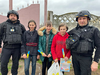 Поліцейські передали гуманітарну допомогу багатодітним родинам з передмістя Херсона, яке нещадно обстрілює російська армія